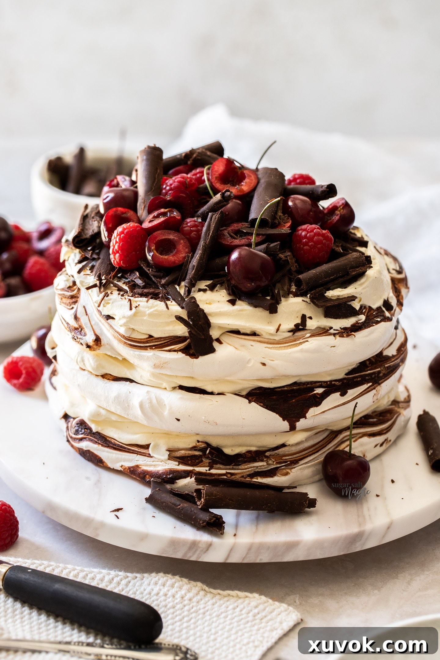 A meringue cake on a cake platter.