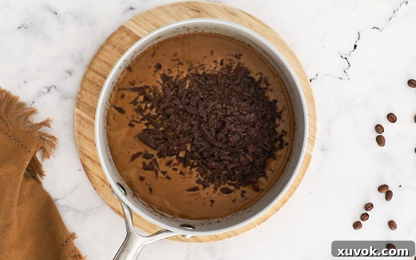 Chocolate added to coffee flavoured cream.