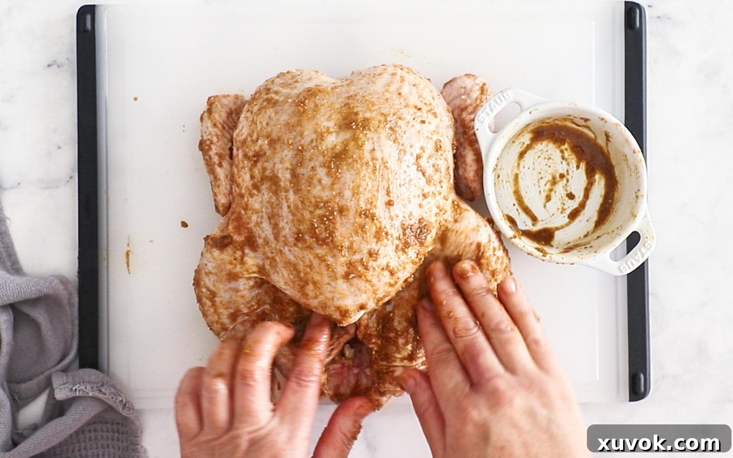 Dressing the chicken with the seasoning.