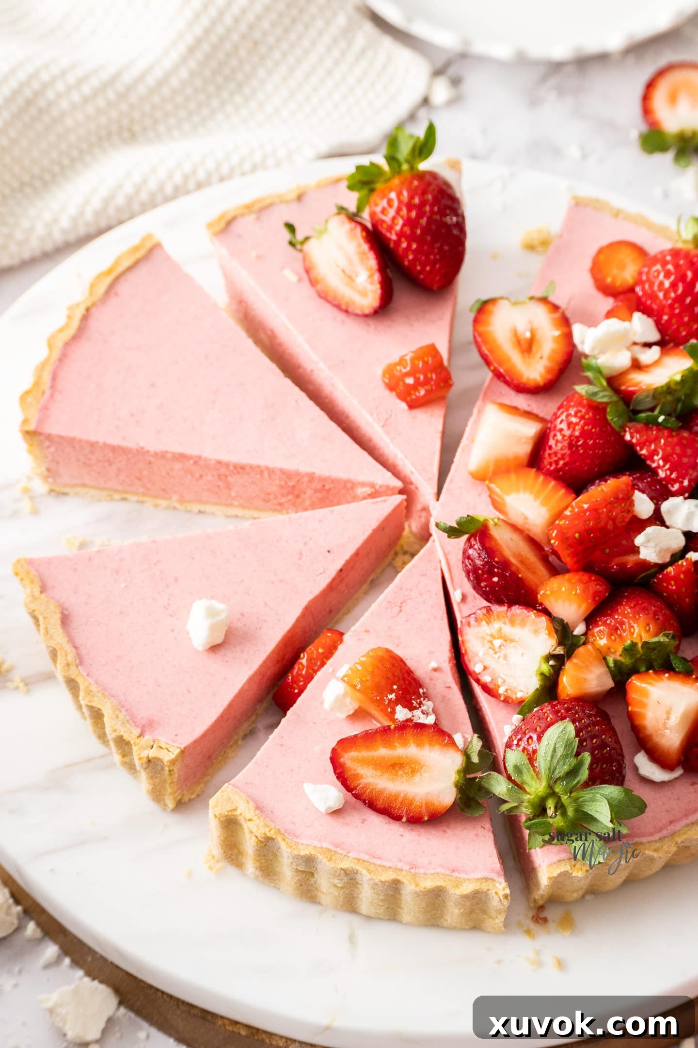 The tart with 4 slices cut.